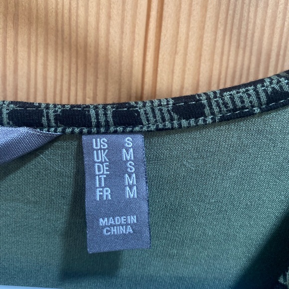 Lisa Rinna Collection Green Leopard Print Top - Picture 5 of 9